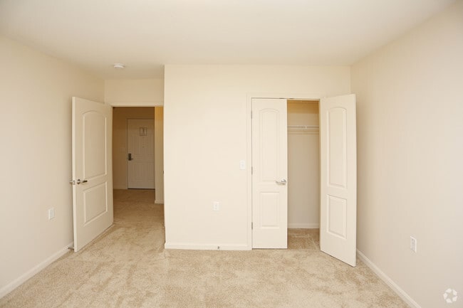 2BR, 1BA - 825 SF