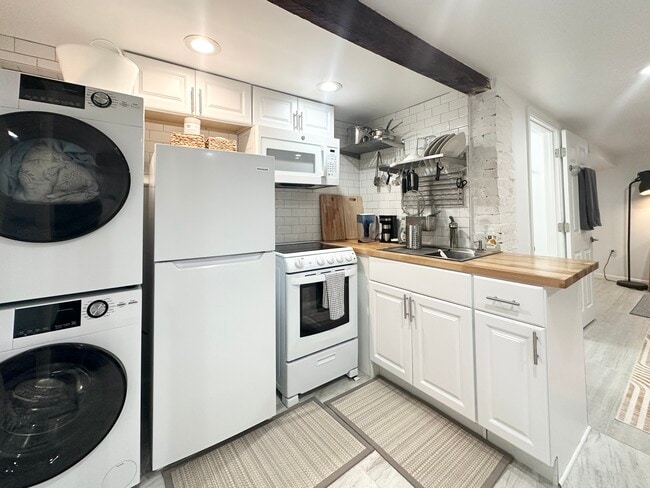 Building Photo - 44 Woodbine St Unit B