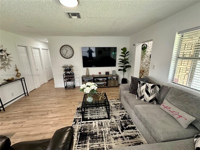 Photo - 6040 SW 35th St Unit 2