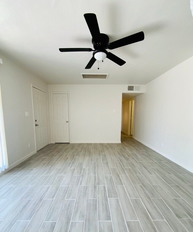 Photo - 310 N 2nd Pl