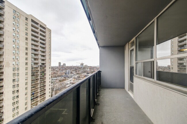 Photo - 370 Ridelle Ave