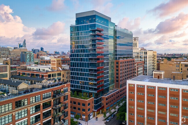 Building Photo - Milieu