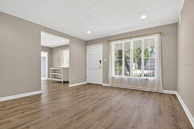 Photo - 815 W Lowry Ln