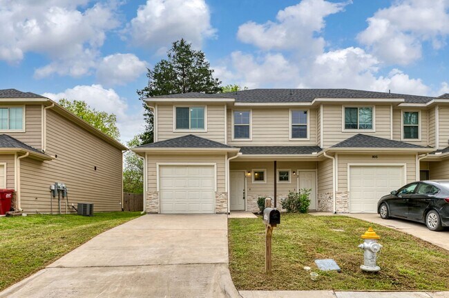 Photo - AVAILABLE NOW! 3 BEDROOM TRIPLEX LOCATED IN BONHAM, TEXAS!