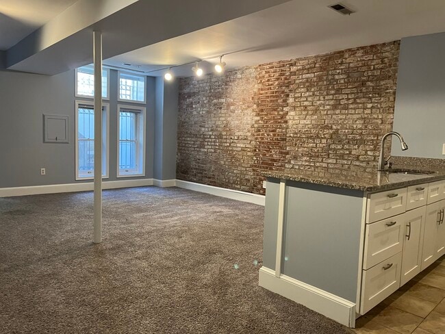 Building Photo - 2015 Columbia Rd NW Unit #1