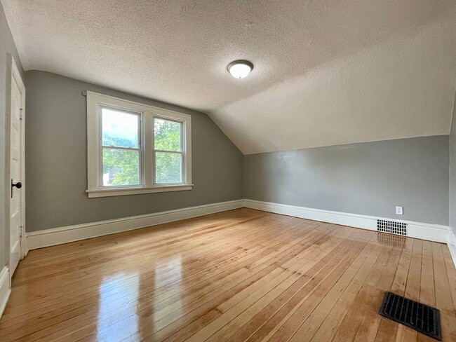 Building Photo - 24 16th Ave N Unit 24 16th Ave N  1 Rental