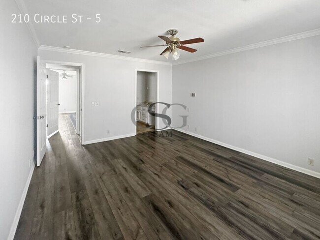 Photo - 210 Circle St