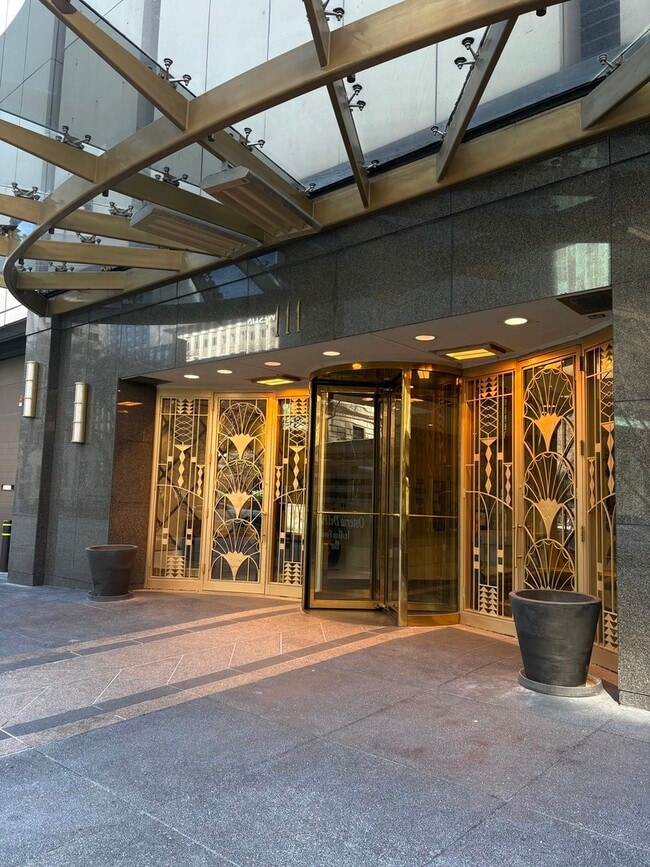 Building Photo - 111 E Chestnut St Unit 17E