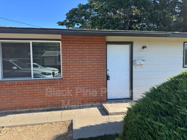 Building Photo - 137 Davis Ave Unit A Rental
