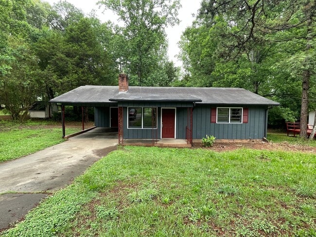 Building Photo - Freshly painted 2 bedroom 1 bath house- Pet Friendly!