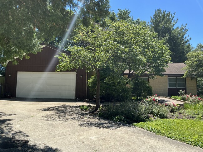 Building Photo - 2209 Grange Cir