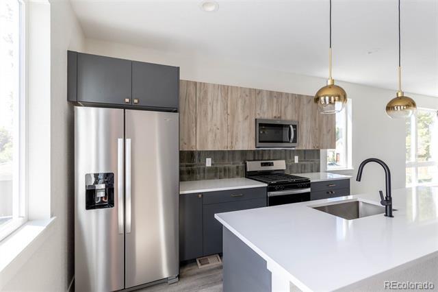 Photo - 1592 Ames St