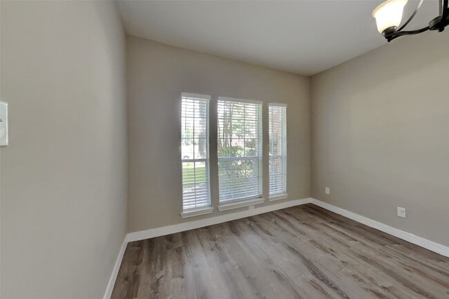 Photo - 30802 Sifton Dr