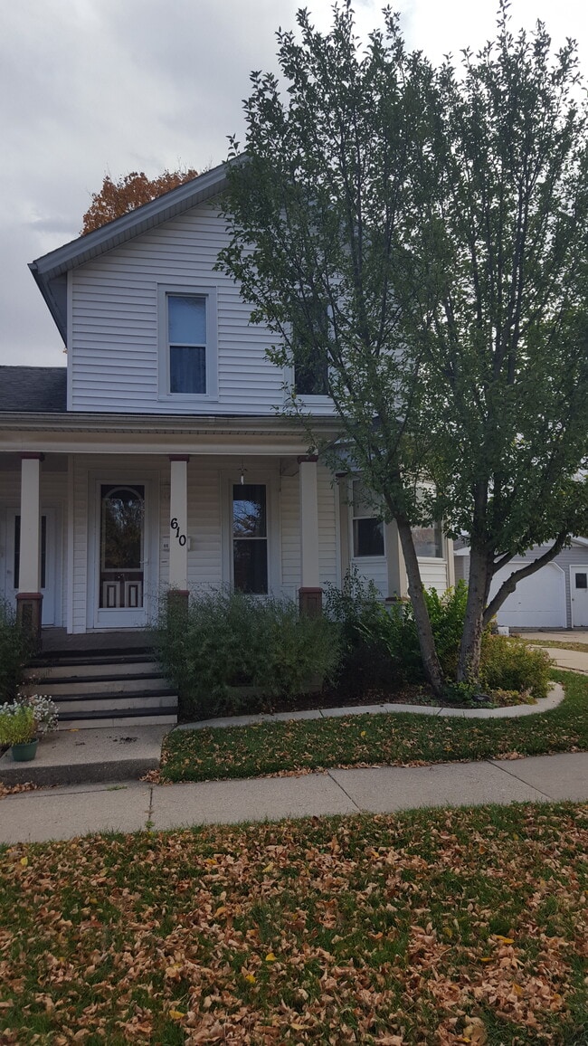 Building Photo - 610 16th Ave