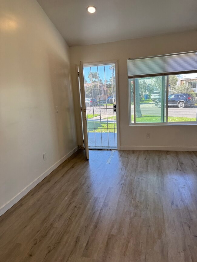 Bright - 2820 Vineyard Ave