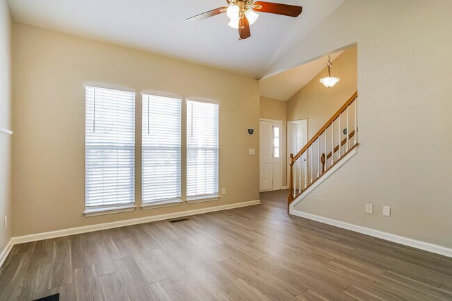 Photo - 632 Hanska Way