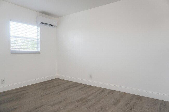 Photo - 749 SE 15th St