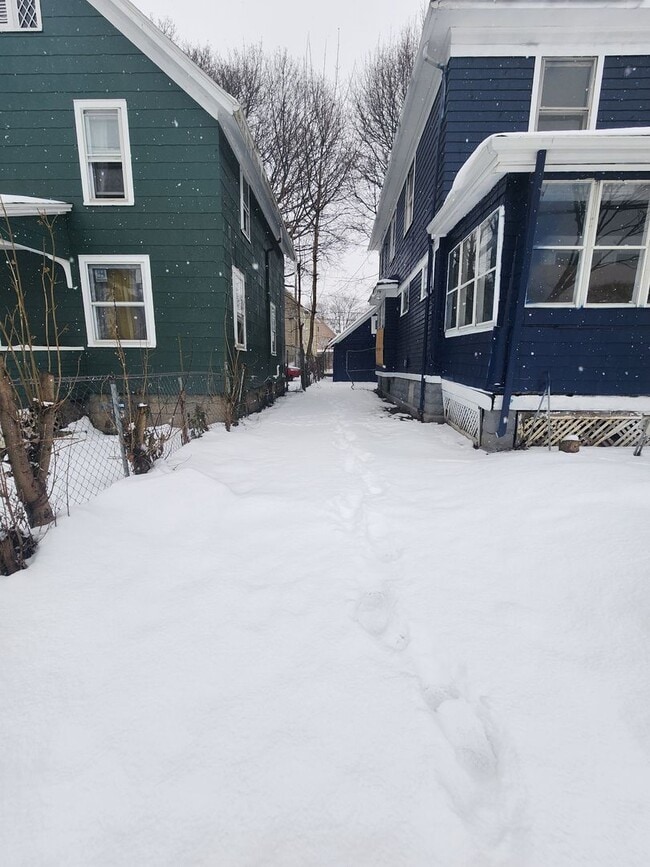 Photo - 4 Bedroom Single Family Home!