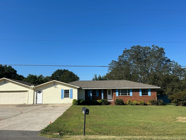 Building Photo - 3 Bedroom, 2 Bath Brick Ranch on 2 Acres Rental