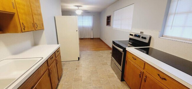 Photo - MIDTOWN 2/1 w/ Wood Floors! Lawn Maintenan...