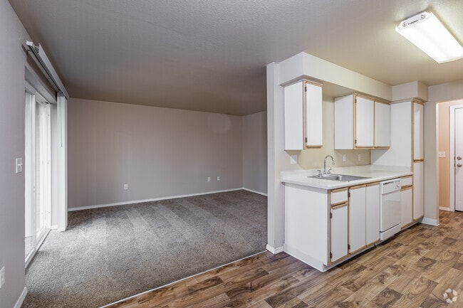 1BR, 1BA - 648SF - Dining Room