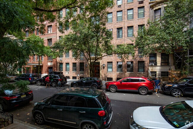 Photo - 11 W 69th St