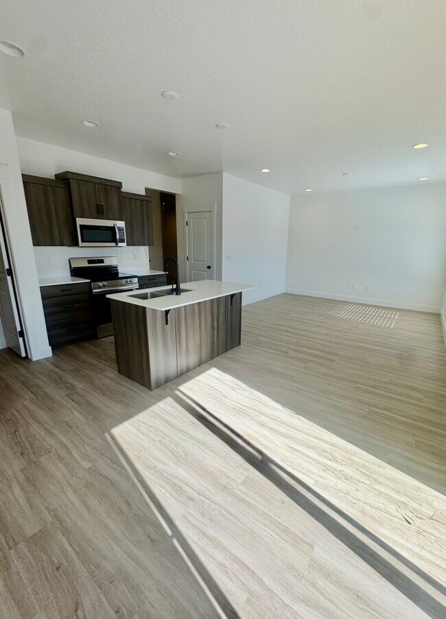 5706 S Weehawken Ln