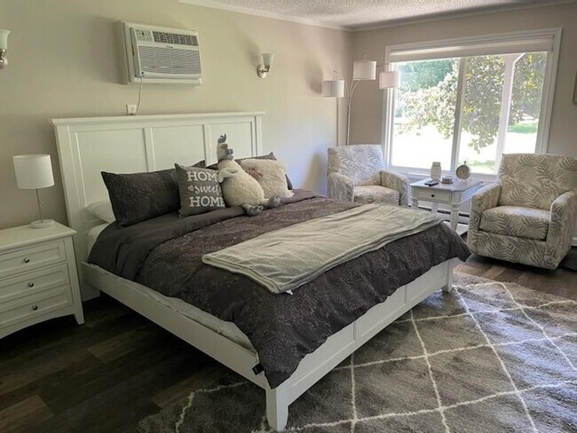 King size bed. - 13470 Dixie Hwy