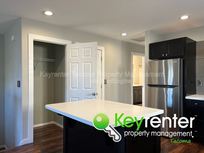 Photo - 628 N Steele St