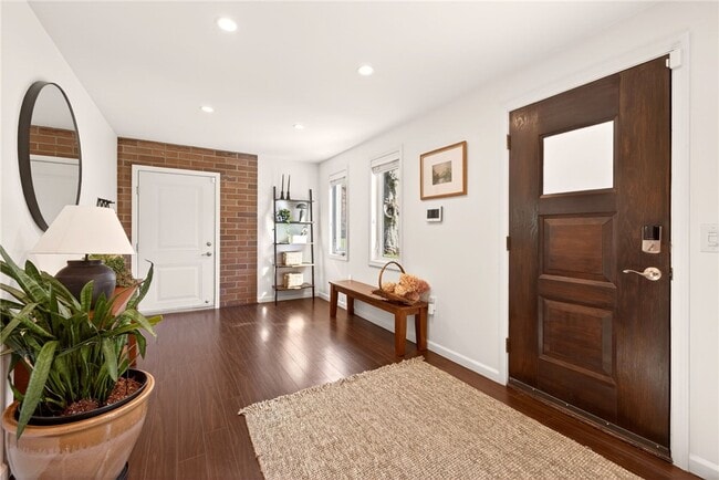 Photo - 330 Kilbourn Rd