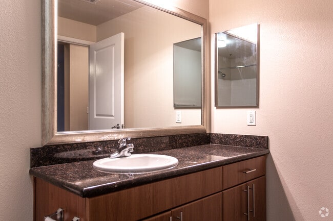 2BR, 2BA-1129 SF