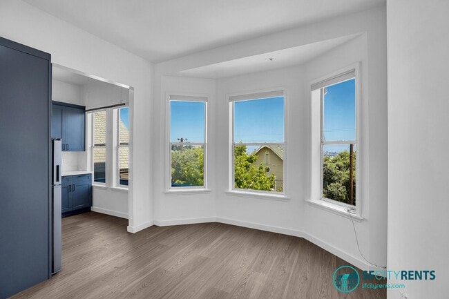 Photo - Noe Valley: Remodeled Top Floor Bi-Level Apartment w/ Views & Shared Yard Unidad 412 Hoffman Ave. #2