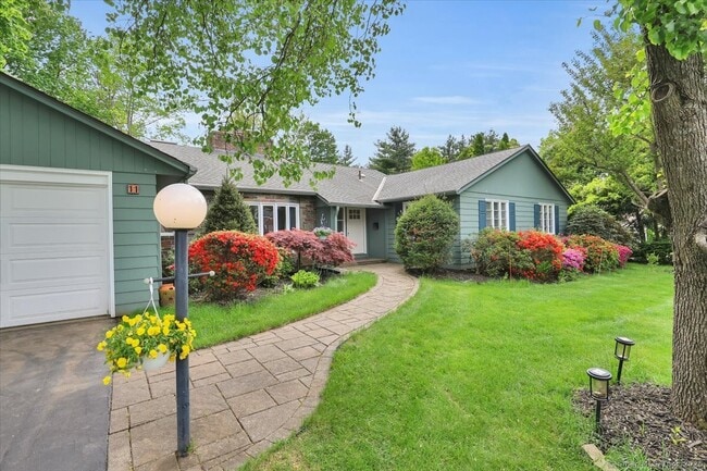 Photo - 11 W Ridge Dr House