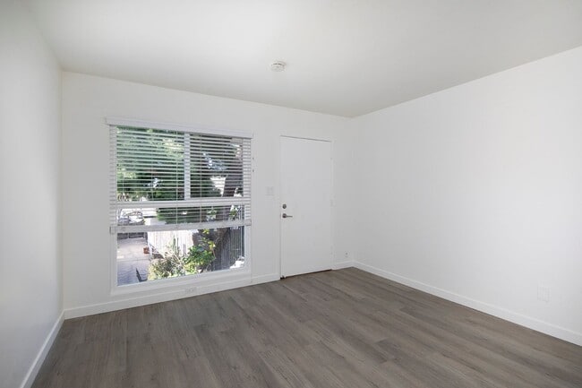 Photo - Remodeled North Park 1 BR with Stainless Steel Appliances and Washer/Dryer in Unit! Unit 4347 1/2