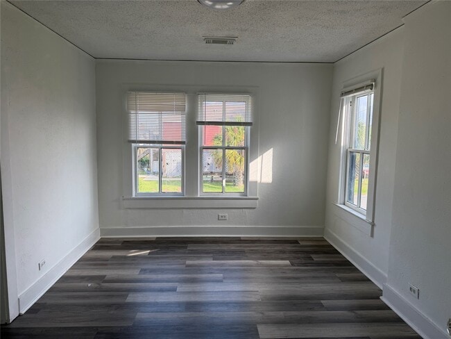 Photo - 2303 Victory Ave