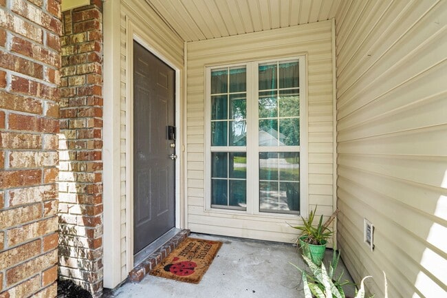 Photo - Charming Brick Single Family Home in Hinesville For Lease!