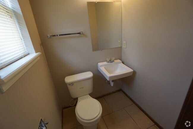 Building Photo - Nice 3 Bed 1.5 Bath House Total Electric