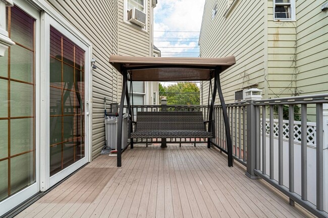 Photo - 561 AVENUE E