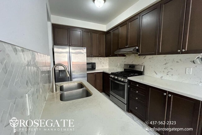 Photo - Spacious 4+Den Freehold Townhouse with 4 Parking & Walkout Garage – Brampton