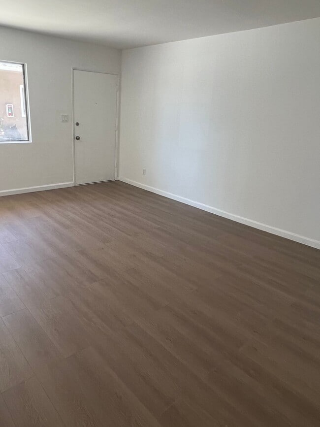 Photo - 3110 Livonia Ave Unidad 3