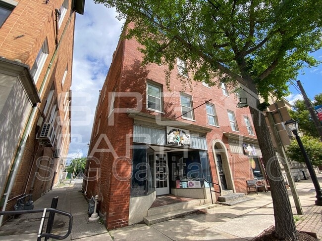 Building Photo - 11 W King St Rental
