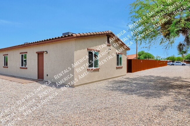 Building Photo - 3727 N Stone Ave Rental