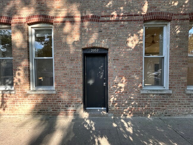 Photo - 2057 W Roscoe St