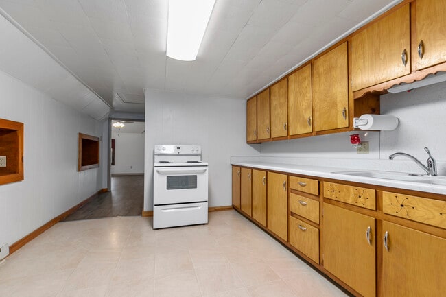 Kitchen: Stove - 416 W Main St Unit 1/2