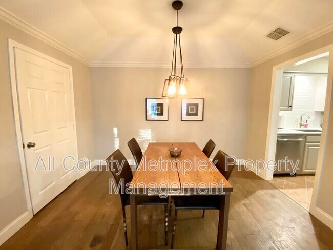 Photo - 823 Saint Paul Ct