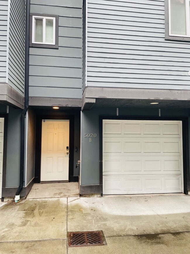 Building Photo - 5020 Delridge Wy SW Rental