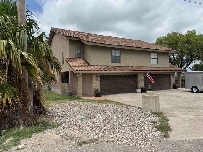 Building Photo - 737 Lago Vista Dr