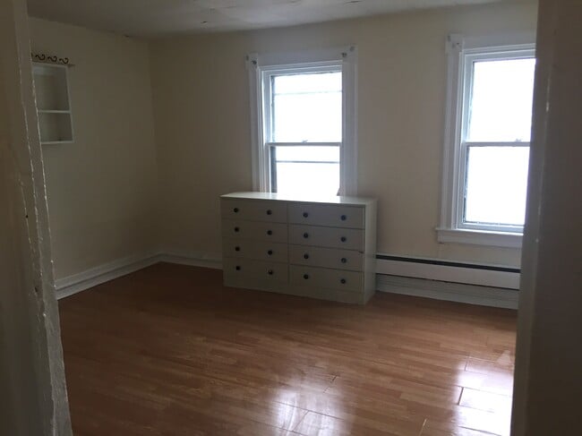 166 W 4th St