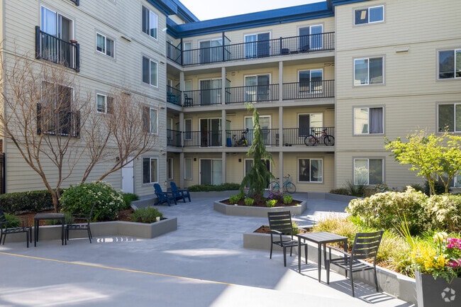 Guinevere Apartment Homes - Courtyard - Guinevere Apartment Homes