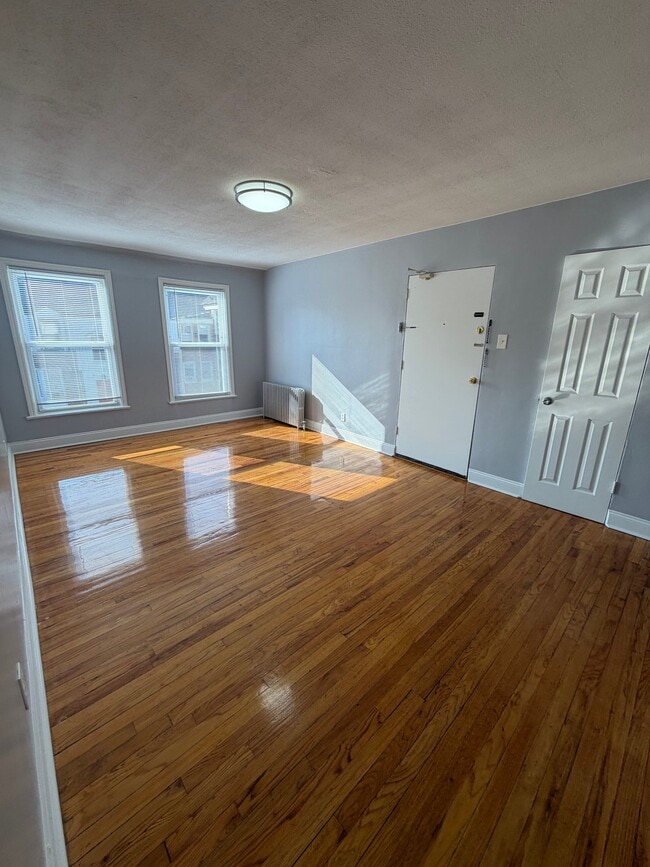 Building Photo - 194 Park Ave Unit 5-B2